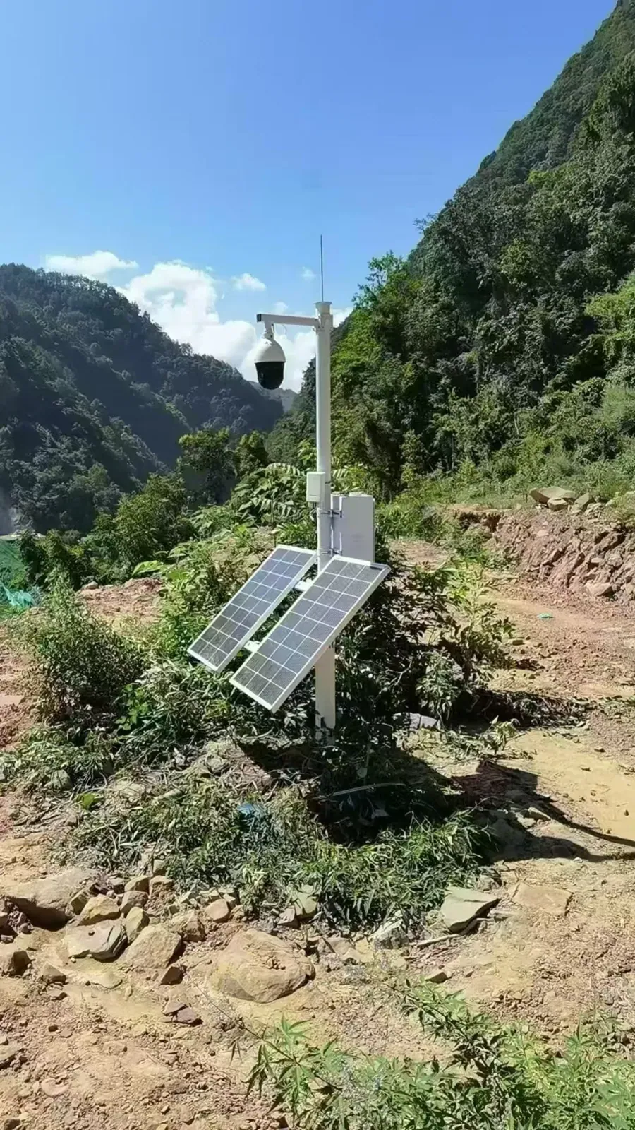 Diagram showing solar-powered wireless bridge deployment scenarios: farm perimeter, construction site, ISP relay tower, rooftop AP node