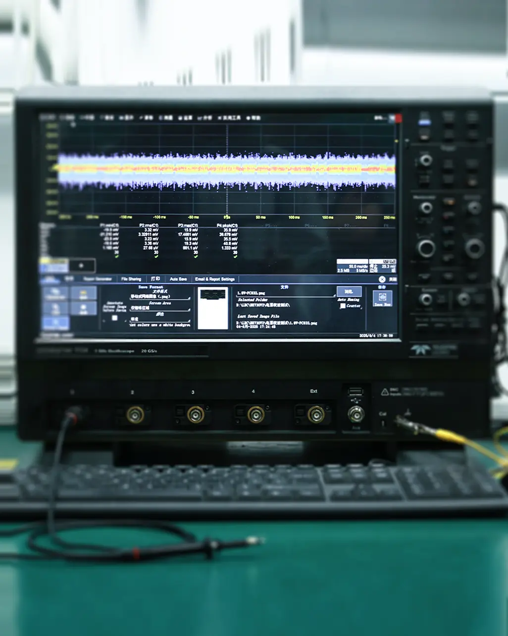 Digital oscilloscope on a test bench
